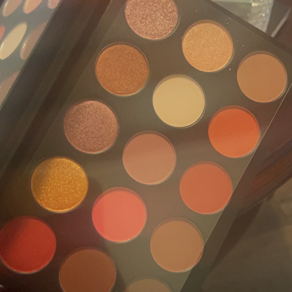 selling a beautiful eyeshadows that can go with any season